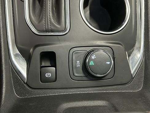 Used 2020 Chevrolet Traverse LT image 38