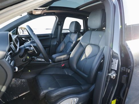 Certified 2025 Porsche Macan image 5