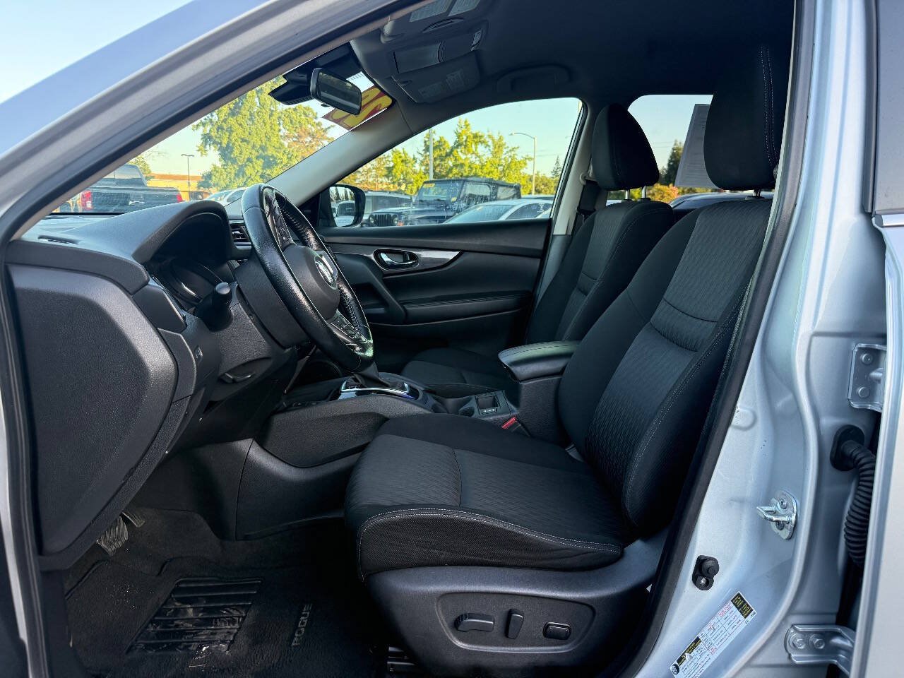 Used 2020 Nissan Rogue SV w/ Premium Package FWD image 10