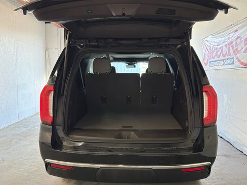 Used 2023 GMC Yukon XL SLT w/ SLT Premium Package image 7