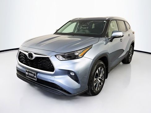 Used 2022 Toyota Highlander XLE AWD/4WD image 3