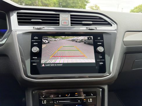 Used 2024 Volkswagen Tiguan SE w/ Panoramic Sunroof Package image 25