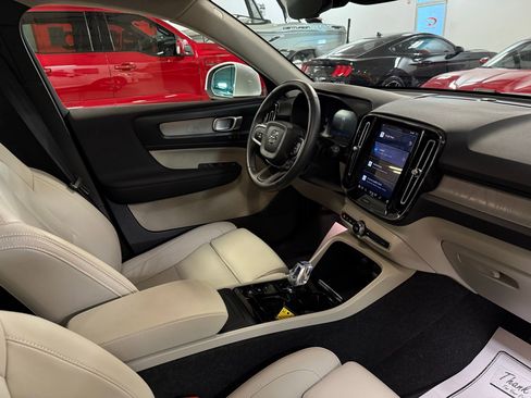 Used 2025 Volvo XC40 B5 Plus image 21