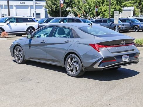 Used 2025 Hyundai Elantra SEL FWD image 2