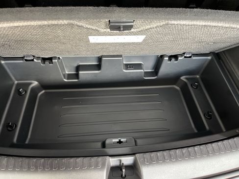 Used 2025 Chevrolet Traverse LT image 9