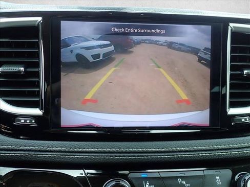 Used 2023 Chrysler Pacifica Touring-L FWD image 19