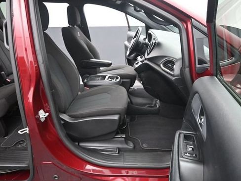 Used 2020 Chrysler Pacifica Touring w/ S Appearance Package FWD image 18