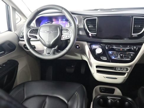 Used 2023 Chrysler Pacifica Touring-L FWD image 29