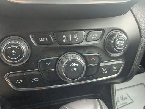 Used 2020 Jeep Cherokee Latitude w/ Cold Weather Group image 22