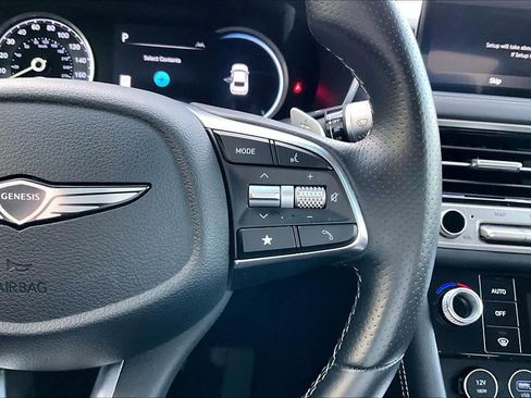 Used 2025 Genesis G70 2.5T image 23