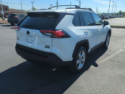 Used 2021 Toyota RAV4 XLE Premium AWD/4WD image 8
