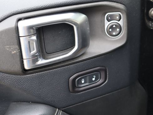 Used 2018 Jeep Wrangler Unlimited Sahara AWD/4WD image 18