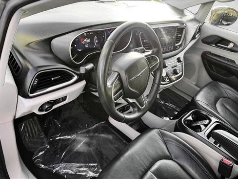 Used 2018 Chrysler Pacifica Touring-L image 10