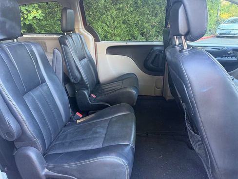 Used 2012 Chrysler Town & Country Touring-L w/ Driver Convenience Group FWD image 17