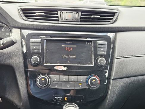 Used 2018 Nissan Rogue S image 22