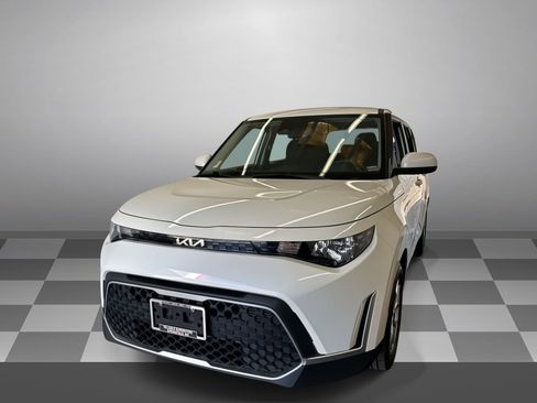 Used 2024 Kia Soul LX w/ Option Group 015 FWD image 3