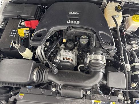 Used 2021 Jeep Gladiator Sport image 23