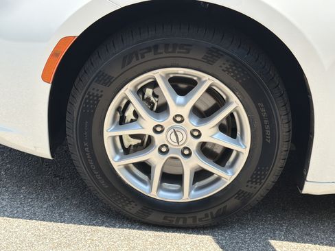 Used 2024 Chrysler Pacifica Touring-L FWD image 32