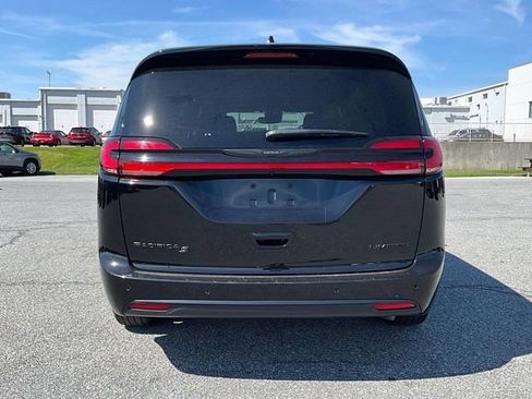 Used 2025 Chrysler Pacifica Limited FWD image 6