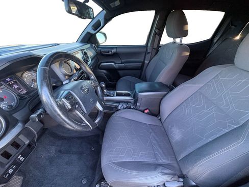 Used 2016 Toyota Tacoma TRD Sport image 19