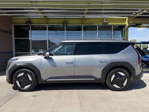 Used 2024 Kia EV9 Light Long Range RWD image 7