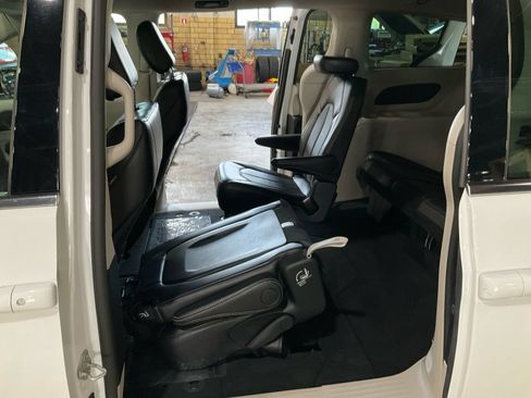 Used 2024 Chrysler Pacifica Touring-L FWD image 16