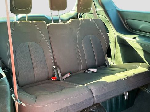 Used 2023 Chrysler Pacifica Touring FWD image 26