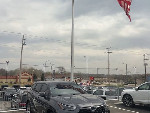 Used 2023 Toyota Highlander LE image 10