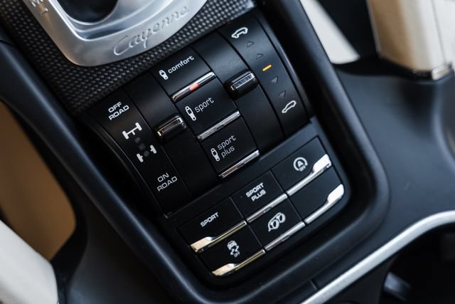 Used 2016 Porsche Cayenne Turbo AWD/4WD image 23