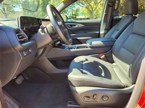 Used 2025 Chevrolet Traverse LT image 11