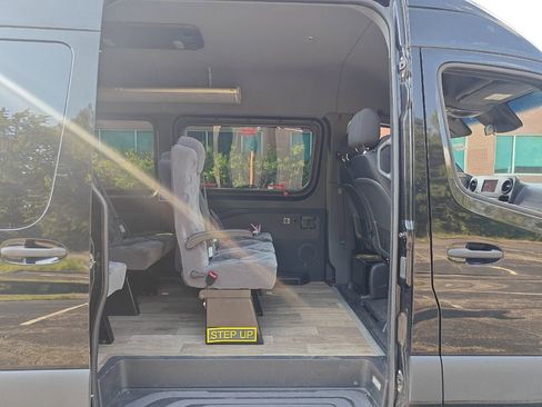 Used 2019 Mercedes-Benz Sprinter 2500 image 24