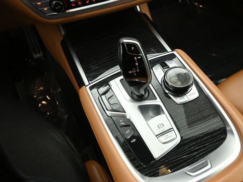 Used 2022 BMW 750i xDrive 750i xDrive w/ Luxury Rear Seating Package image 14