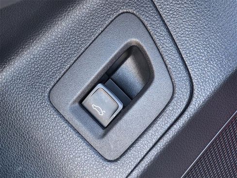 Used 2020 Volkswagen Atlas Cross Sport SE w/ Panoramic Sunroof Package image 34