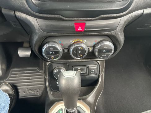 Used 2017 Jeep Renegade Latitude image 22