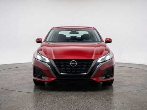 Used 2025 Nissan Altima 2.5 SV image 2