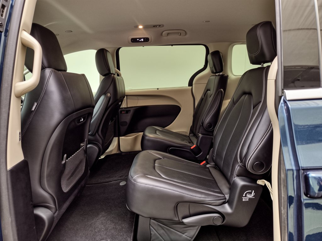 Used 2022 Chrysler Pacifica Touring-L AWD/4WD image 25
