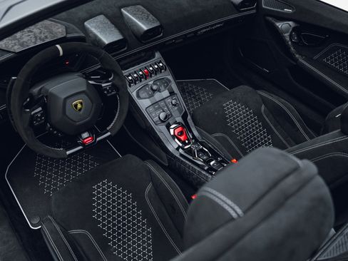 Used 2019 Lamborghini Huracan Performante AWD/4WD image 35