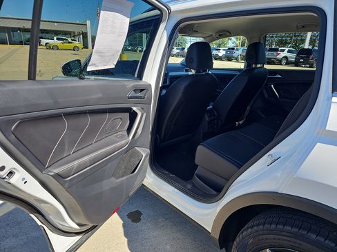 Used 2024 Volkswagen Tiguan SE image 14