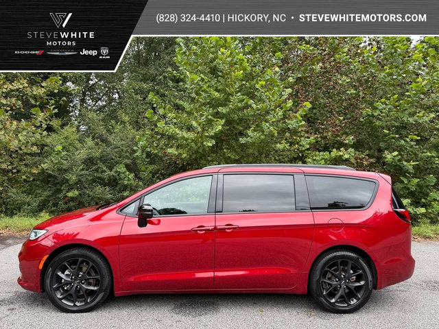 Used 2025 Chrysler Pacifica Limited FWD image 1