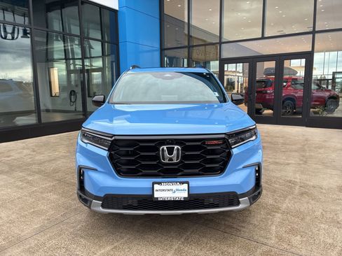 Used 2025 Honda Pilot TrailSport image 2