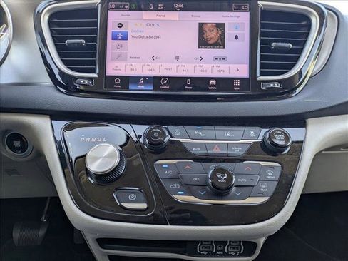 Used 2023 Chrysler Pacifica Touring-L image 12