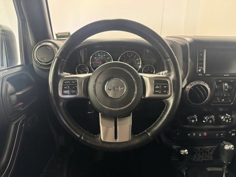 Used 2018 Jeep Wrangler Unlimited Sahara AWD/4WD image 5