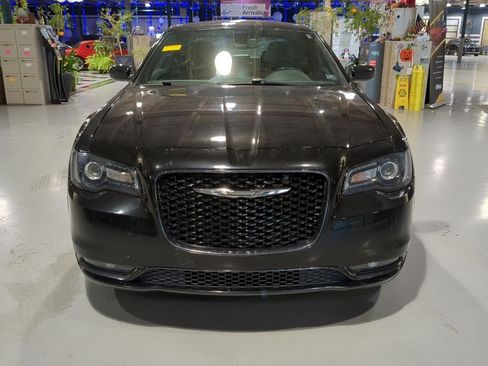 Used 2019 Chrysler 300 S image 3