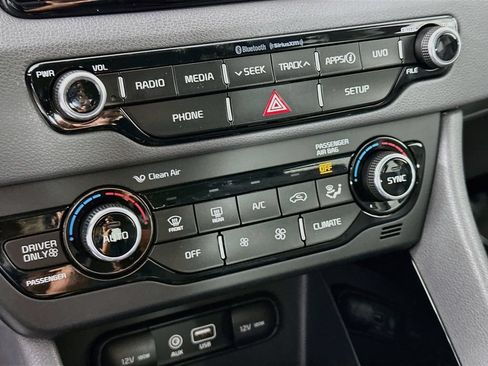 Used 2017 Kia Niro EX FWD image 16