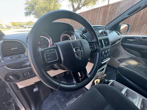 Used 2016 Dodge Grand Caravan SE FWD image 23