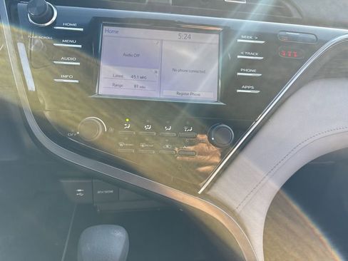 Used 2018 Toyota Camry LE image 13