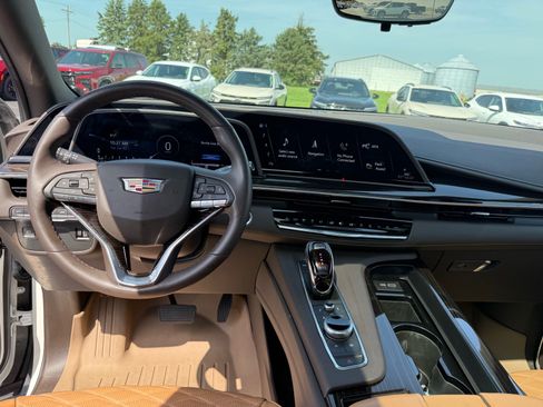 Used 2023 Cadillac Escalade Premium Luxury AWD/4WD image 17
