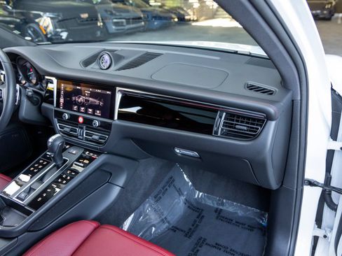 Certified 2025 Porsche Macan AWD/4WD image 65