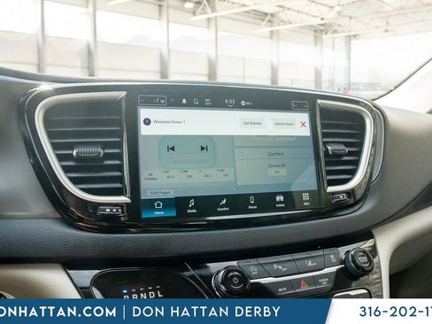 Used 2023 Chrysler Pacifica Touring-L FWD image 7