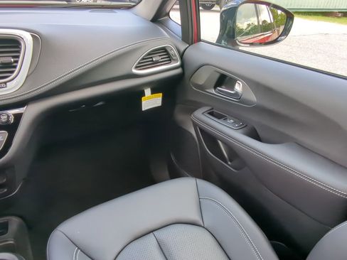 New 2025 Chrysler Pacifica Select w/ Fav Edition Package image 15